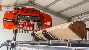 Industrijska žaga Wood-Mizer WB2000 v sodobni tovarni za žaganje na Poljskem