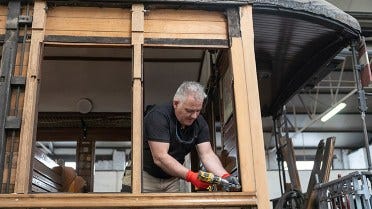 Obnova starodobnih vagonov za turistični vlak v Španiji